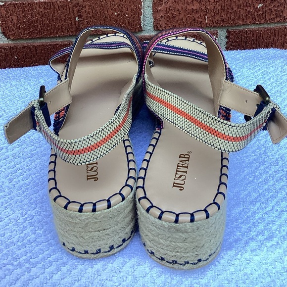 Just Fab Sight Seeing Chucky sandals - Picture 4 of 8